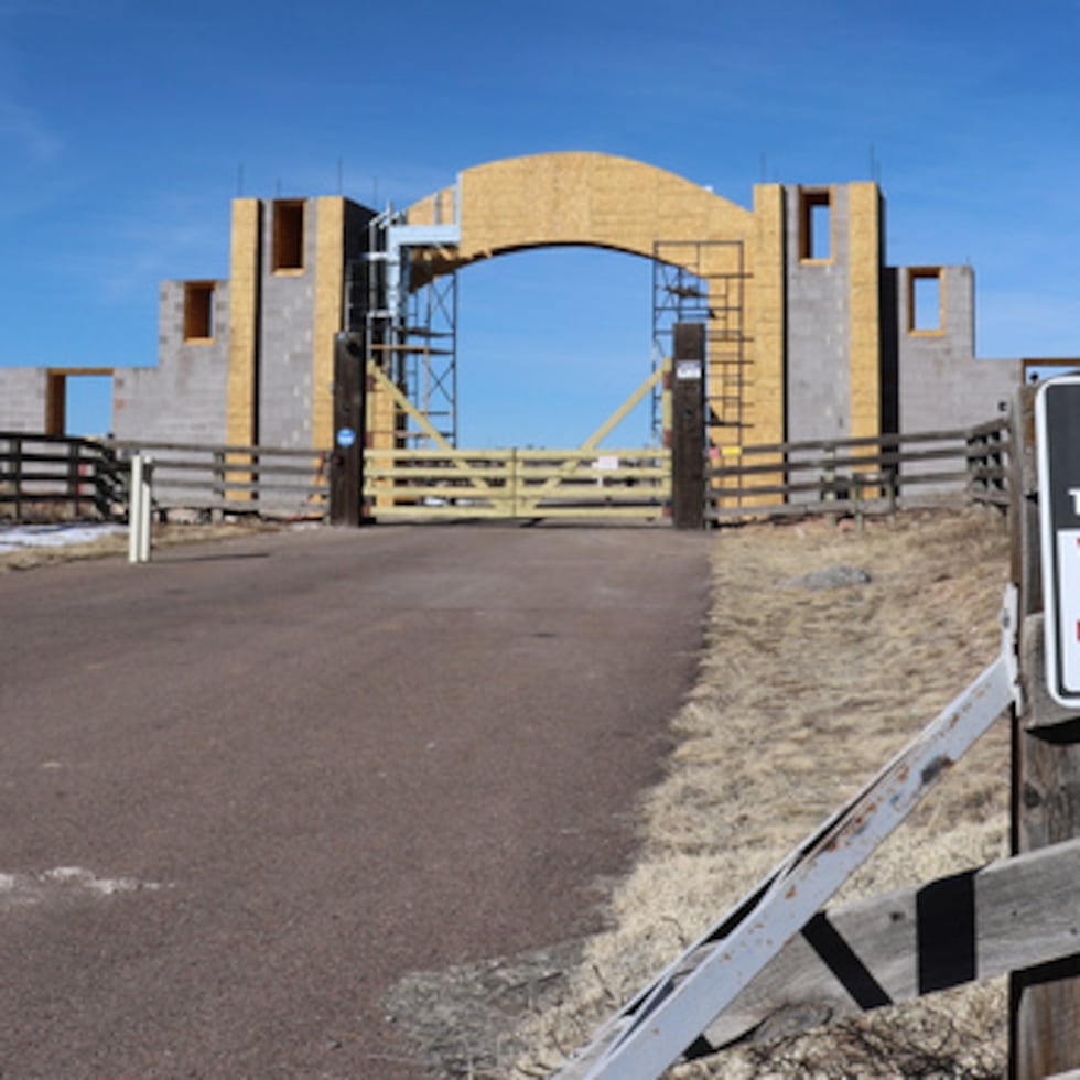 El Departamento de Justicia de Nuevo México no respondió de inmediato a las preguntas enviadas por correo electrónico sobre por qué se solicitó a los fiscales estatales que cerraran la investigación en 2019 o si había acusaciones específicas detalladas dentro de las presentaciones recientes que se publicaron que impulsaron la reapertura de la investigación.