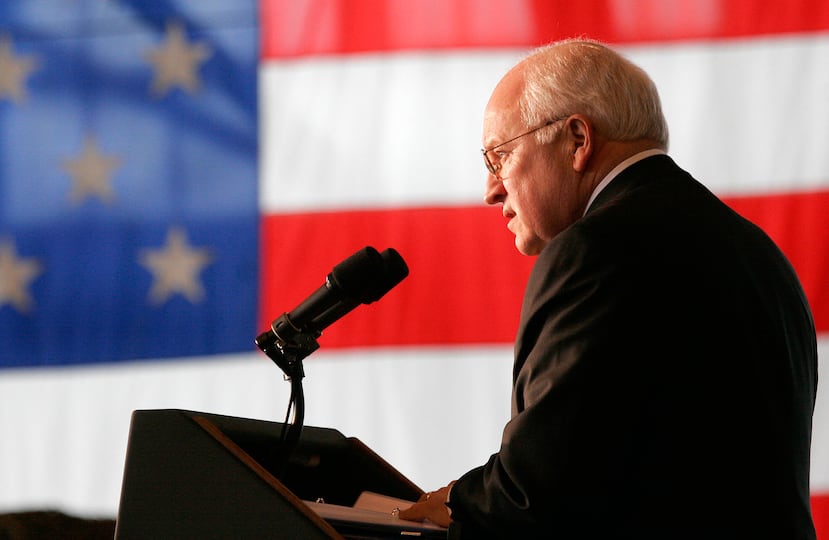 ARCHIVO - El vicepresidente Dick Cheney pronuncia su discurso a las tropas en la base aérea Fairchild el lunes 17 de abril de 2006 en Spokane, Washington. (Foto AP/Dustin Snipes, archivo)