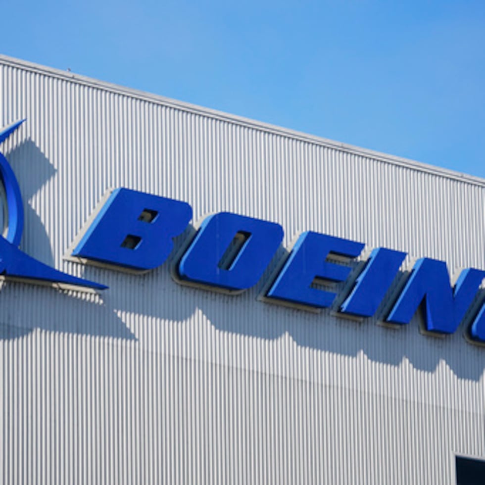 Logo de Boeing en fábrica de Renton, WA.
