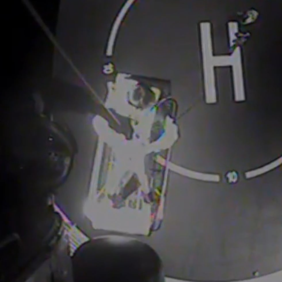 Captura de vídeo provisto por la Guardia Costera que muestra el momento en que el tripulante fue extraído del crucero mediante una canasta aérea.