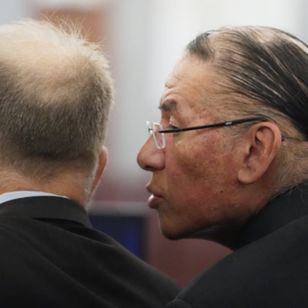 ARCHIVO - Nathan Chasing Horse, a la derecha, habla con su abogado Craig Mueller durante su juicio acusado de abusar sexualmente de mujeres y niñas indígenas, el 13 de enero de 2026, en Las Vegas. (AP Photo/Ty ONeil, archivo)