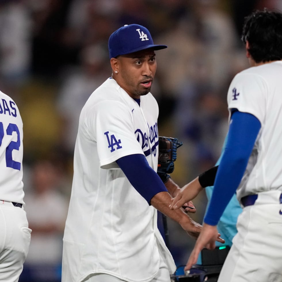 El lanzador de los Dodgers, Edwin Díaz, recibe las felicitaciones de Shohei Ohtani después de una victoria de la novena angelina.