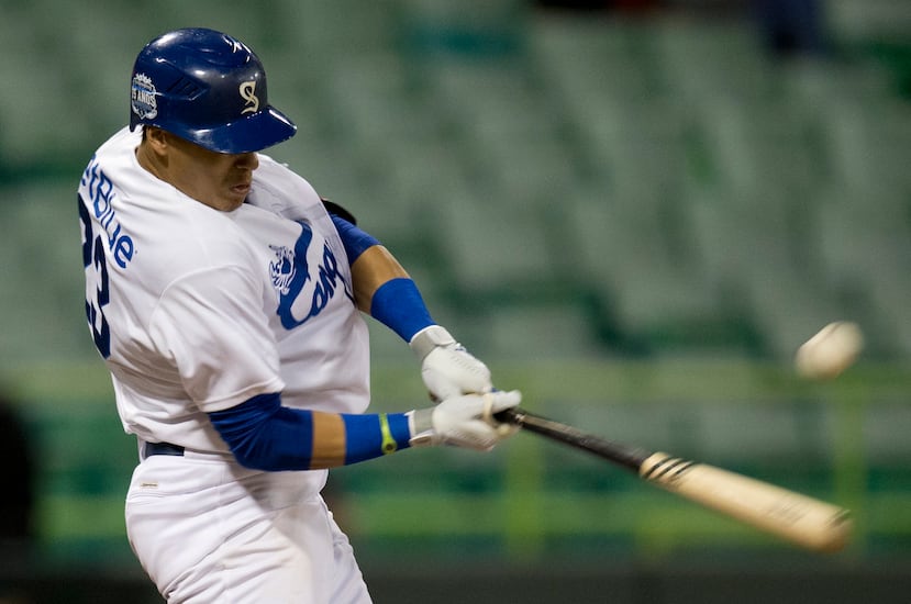 Javier Báez conecta un batazo durante su etapa en Santurce.
