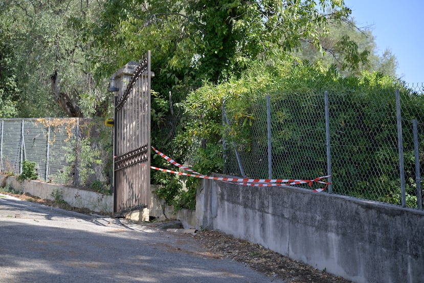 Se coloca una cinta de seguridad en la valla del Museo Renoir después de que unos ladrones robaran cuatro valiosas pinturas de Renoir, en Cagnes-sur-Mer, el martes 8 de septiembre de 2026. (Foto AP/Philippe Magoni)