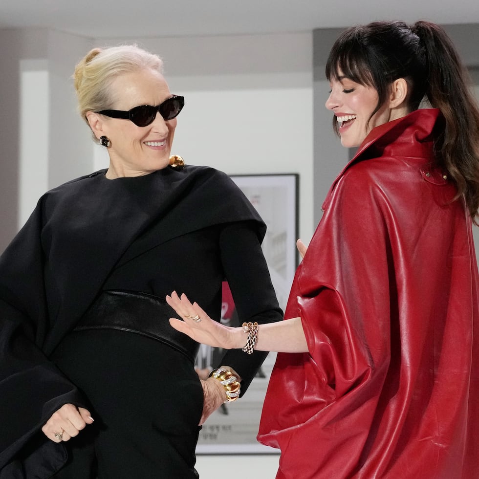 La secuela, dirigida por David Frankel, se sitúa en un contexto donde las revistas impresas enfrentan su declive, mientras Miranda Priestly intenta mantenerse relevante