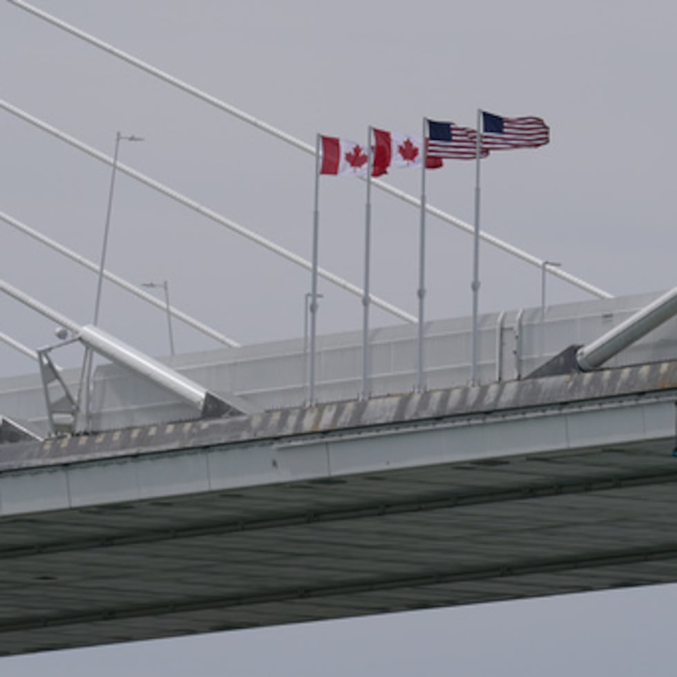 Las banderas canadiense y estadounidense aparecen en el puente Gordie Howe, en construcción entre Windsor y Detroit.