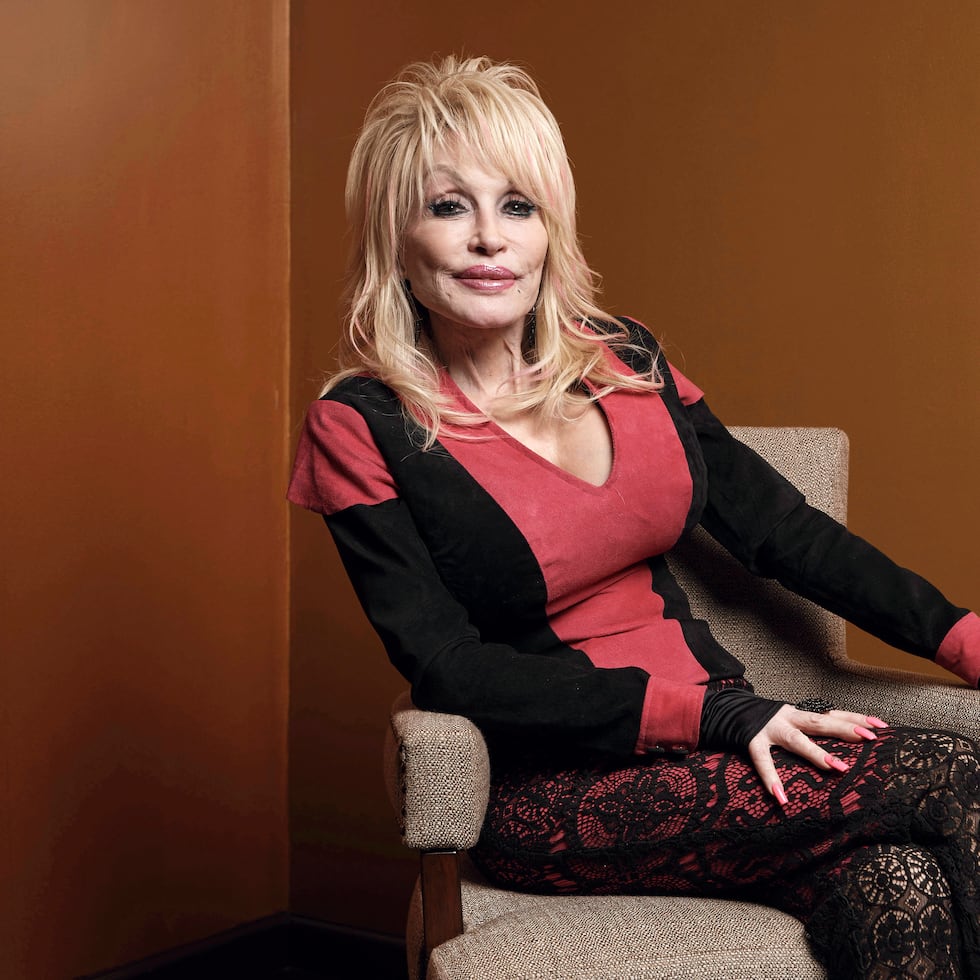 ARCHIVO - Dolly Parton posa en la ceremonia de la Medalla Carnegie de Filantropía en Nueva York, el 13 de octubre de 2022.