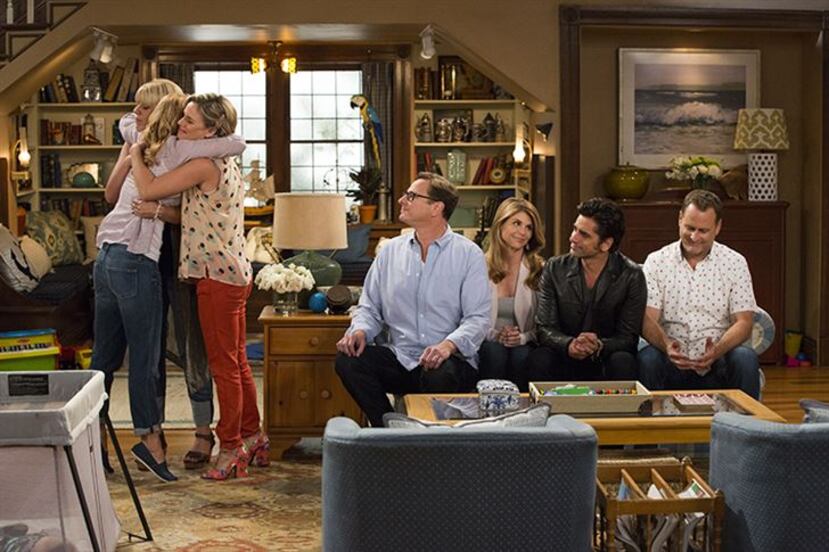 Las imágenes reveladas hoy por Netflix también muestran a los actors Bob Saget, Lori Loughlin, John Stamos y Dave Coulier como ‘Danny Tanner’, la tía ‘Becky’, el tío ‘Jesse’ y el tío ‘Joey’, respectivamente.