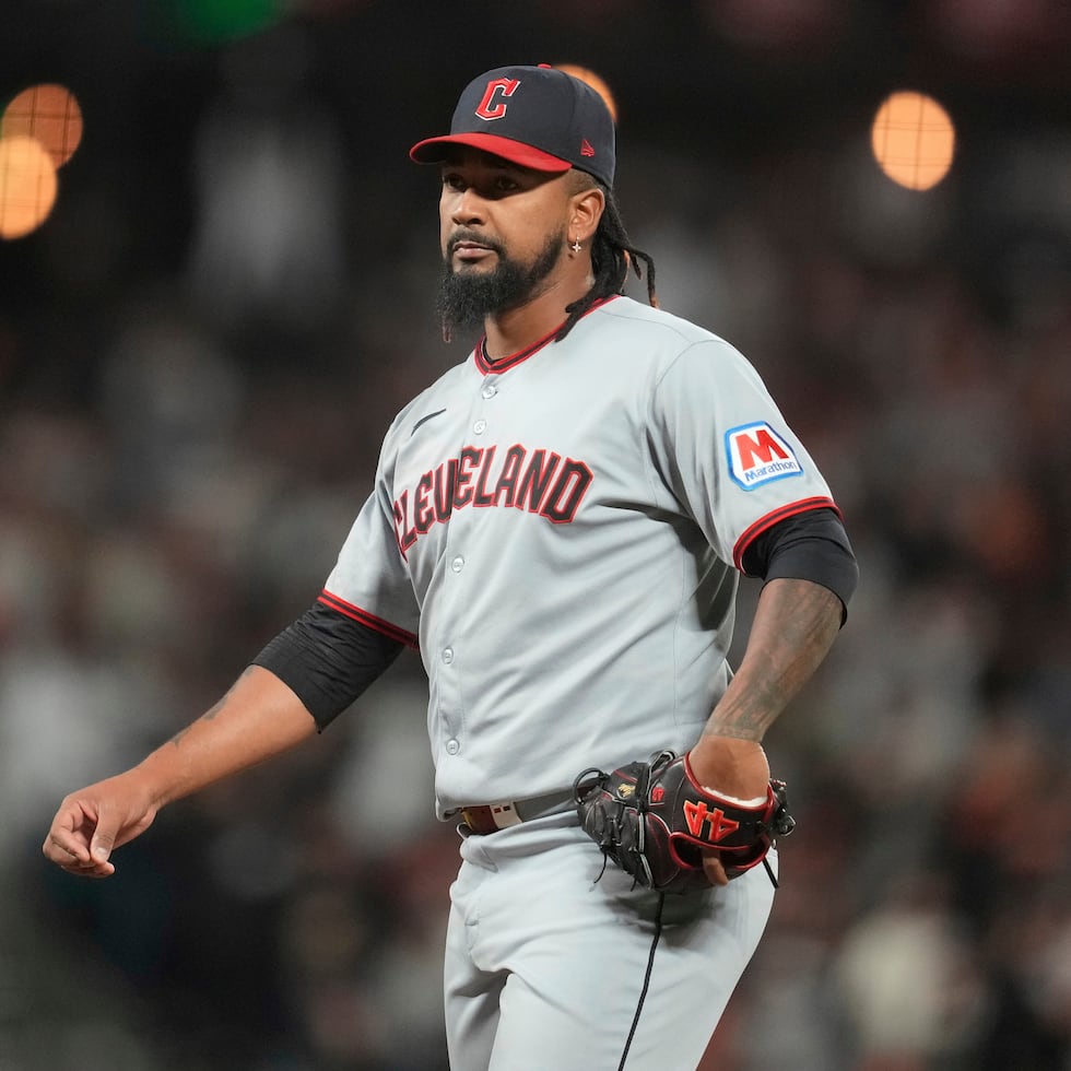 El pitcher Emmanuel Clase, de los Guardians de Cleveland, durante un juego contra los Giants de San Francisco, el 17 de junio de 2025.