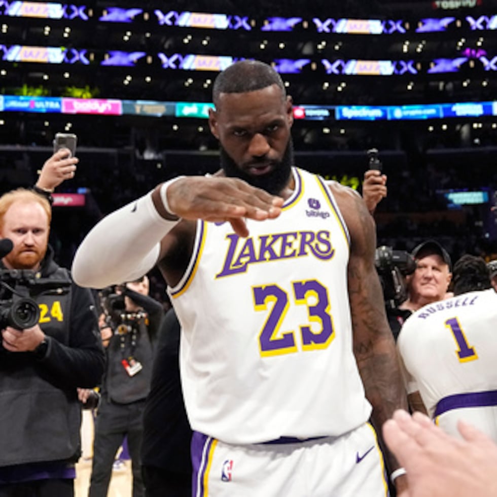 El precio récord de venta llega apenas semanas después de que LeBron James (23) dejó a los Lakers después de ocho temporadas para convertirse en agente libre.