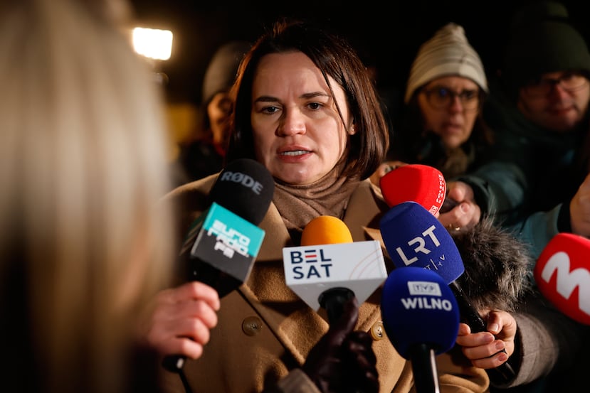 La líder de la oposición bielorrusa, Sviatlana Tsikhanouskaya, habla con periodistas mientras espera reunirse con presos bielorrusos liberados en la embajada de Estados Unidos en Vilna, Lituania, el sábado 13 de diciembre de 2025. (Foto AP/Mindaugas Kulbis)