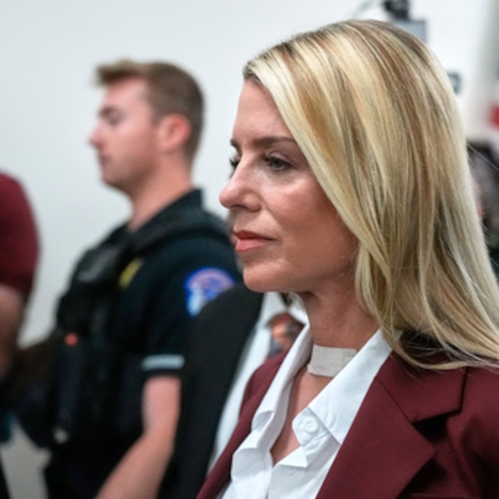 La ex fiscal general Pam Bondi llega a su declaración en el Rayburn House Office Building en el Capitolio, el viernes 29 de mayo de 2026, en Washington. (AP Photo/Manuel Ceneta)