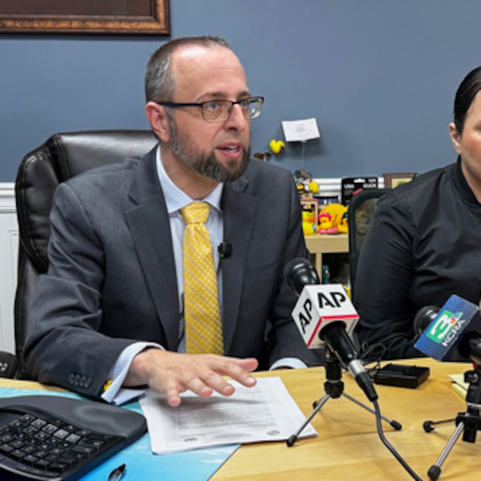 Patrick Kolasinski, abogado de Carlos Iván Mendoza Hernández, habla en una rueda de prensa acompañado por la novia de su cliente, Cindy, en Modesto, California.