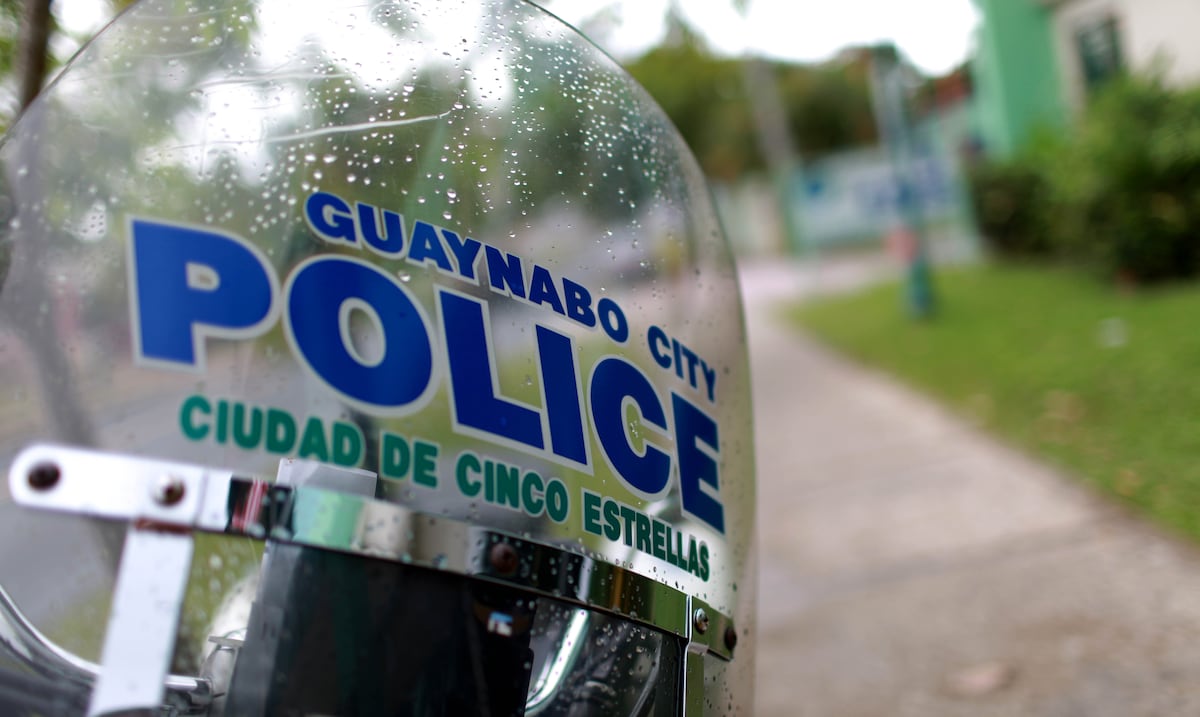 Policías municipales de Guaynabo amenazan con éxodo por paralización salarial