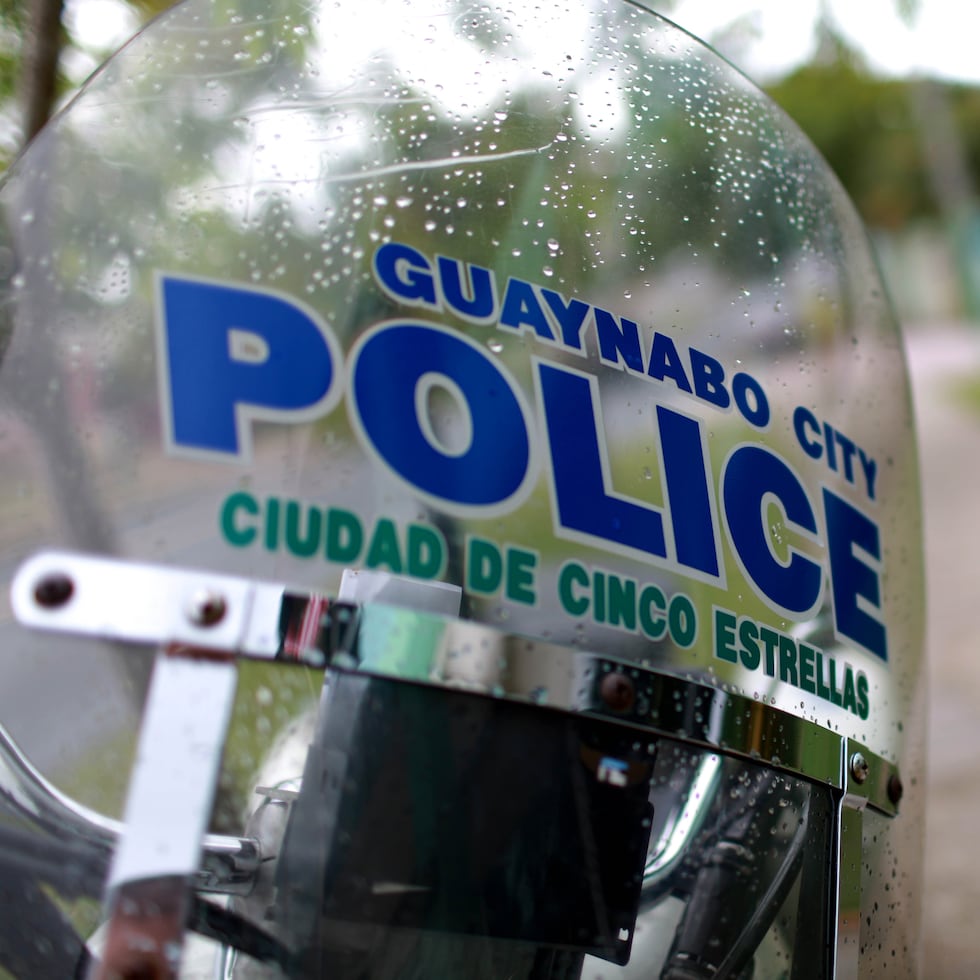 El sospechoso conducía el passado lunes por la carretera PR-177, cuando un agente adscrito a la Unidad Motorizada de la Policía Municipal que realizaba labores de patrullaje preventivo en vías principales y centros comerciales lo detuvo por llevar tintes demasiados oscuros en su vehículo.