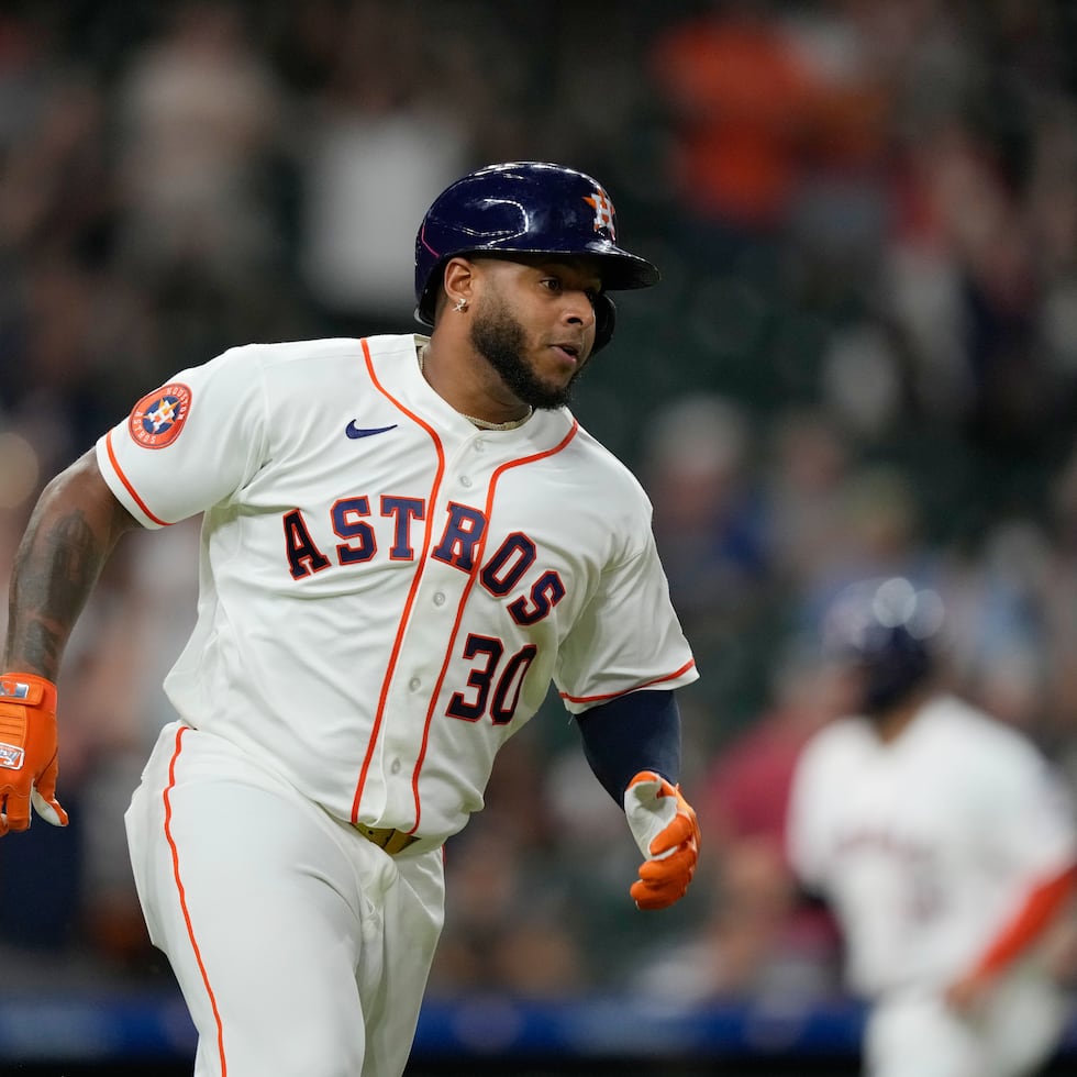 Nelson Velázquez corre a primera base luego de pegar un sencillo remolcador de dos carreras.