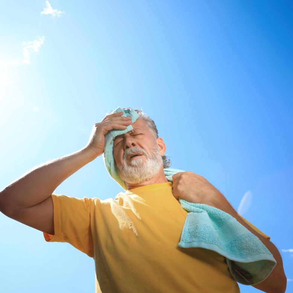 3. El calor también daña los riñones
La deshidratación por altas temperaturas puede reducir el flujo sanguíneo renal y afectar su función, especialmente si ocurre de forma repetida. Mantener una hidratación adecuada ayuda a prevenir complicaciones.