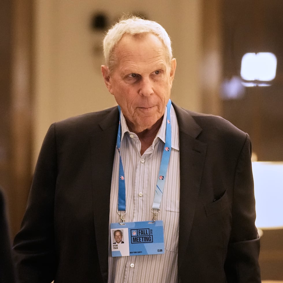 Steve Tisch, copropietario de los Giants de Nueva York, dijo la semana pasada que conocía a Epstein y que “intercambiaron correos electrónicos sobre mujeres adultas” y “discutieron sobre películas, filantropía e inversiones”.