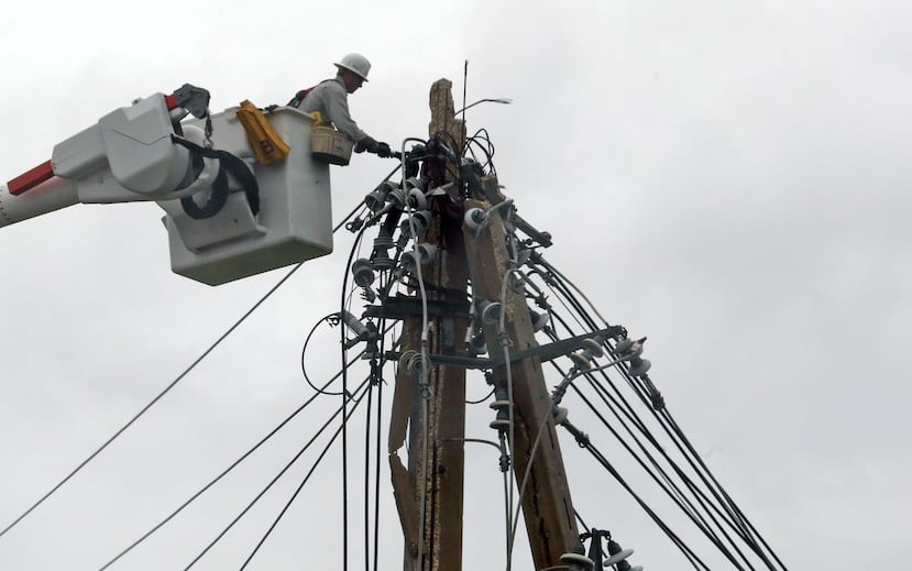 La AEE tiene trabajando sobre el terreno para restablecer el servicio a 1,398 personas en las líneas de distribución y 360 en las de transmisión. (GFR Media)