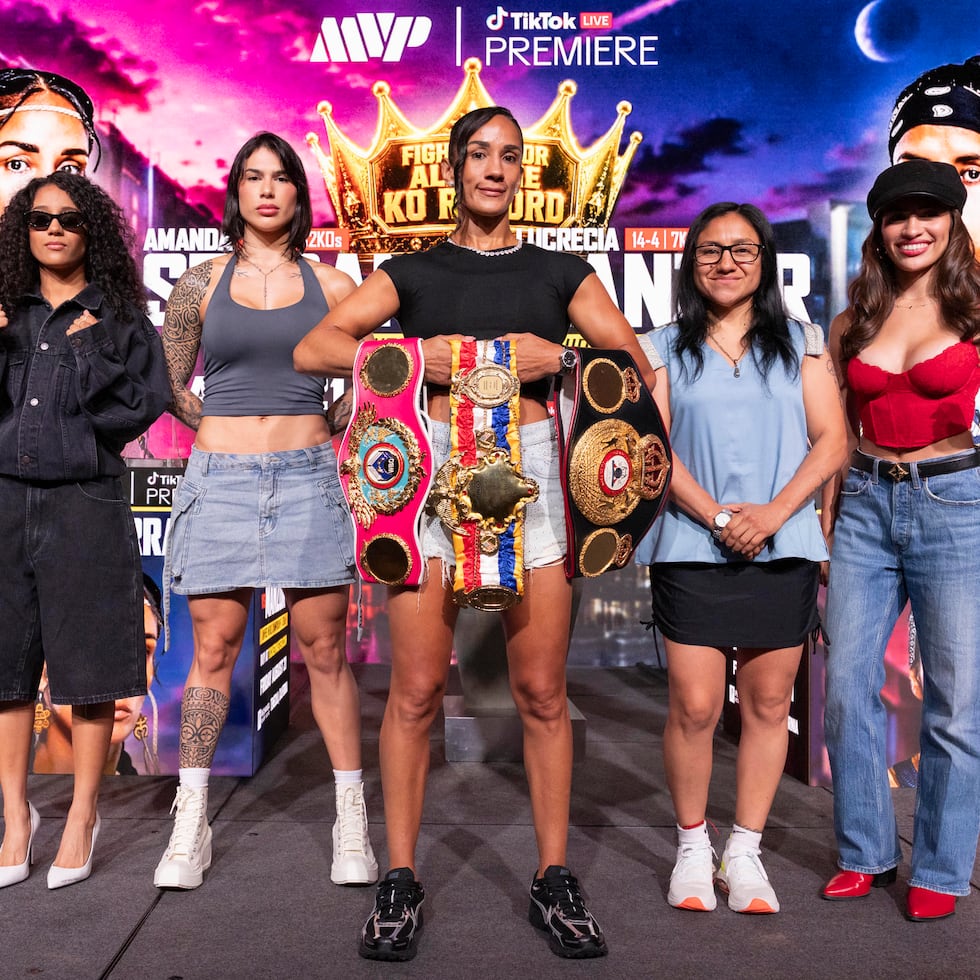 Amanda Serrano posa con sus fajas y algunas de las peleadoras que verán acción este viernes.