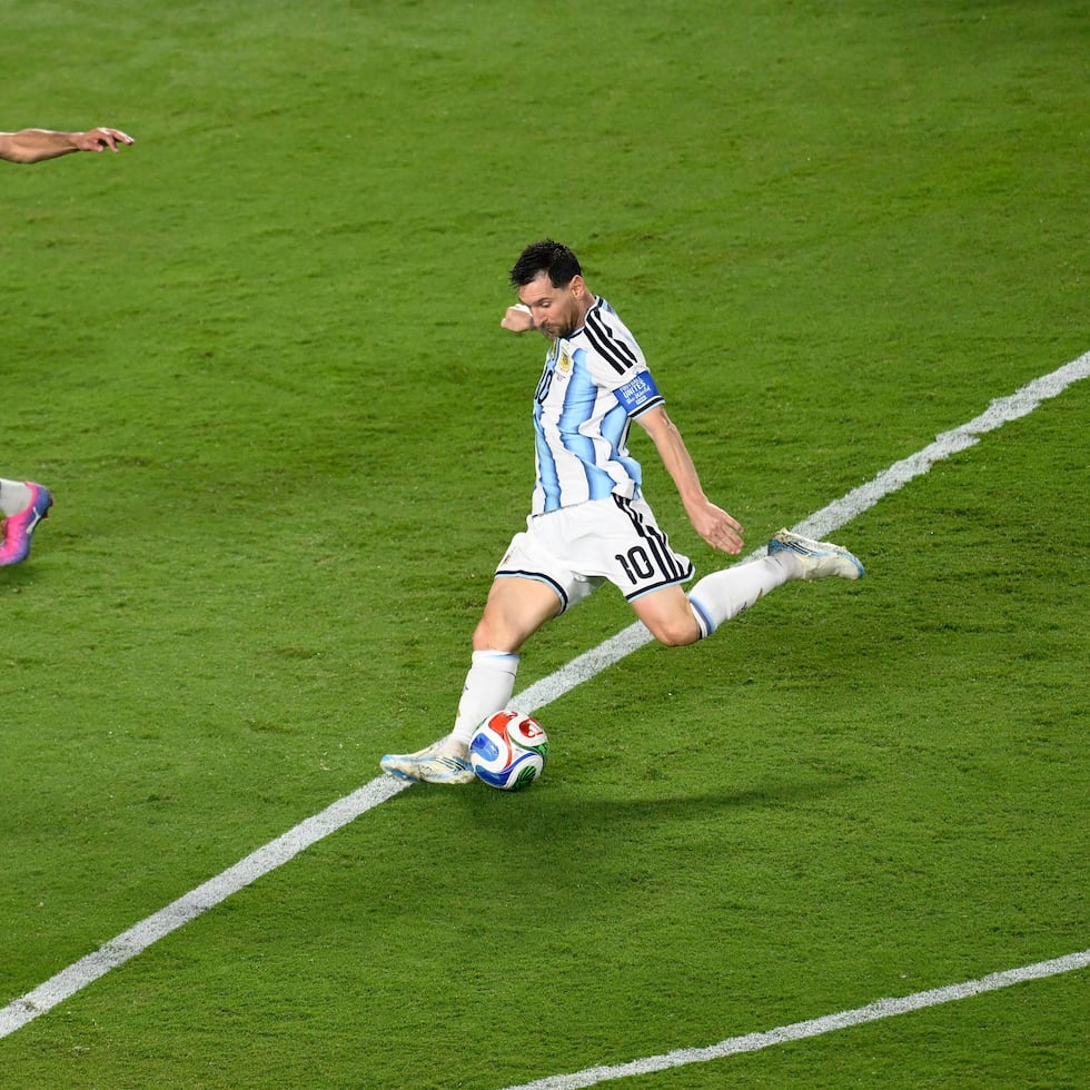 Lionel Messi anota su tercer gol para Argentina en el partido ante Argelia por el Grupo J del Mundial.
