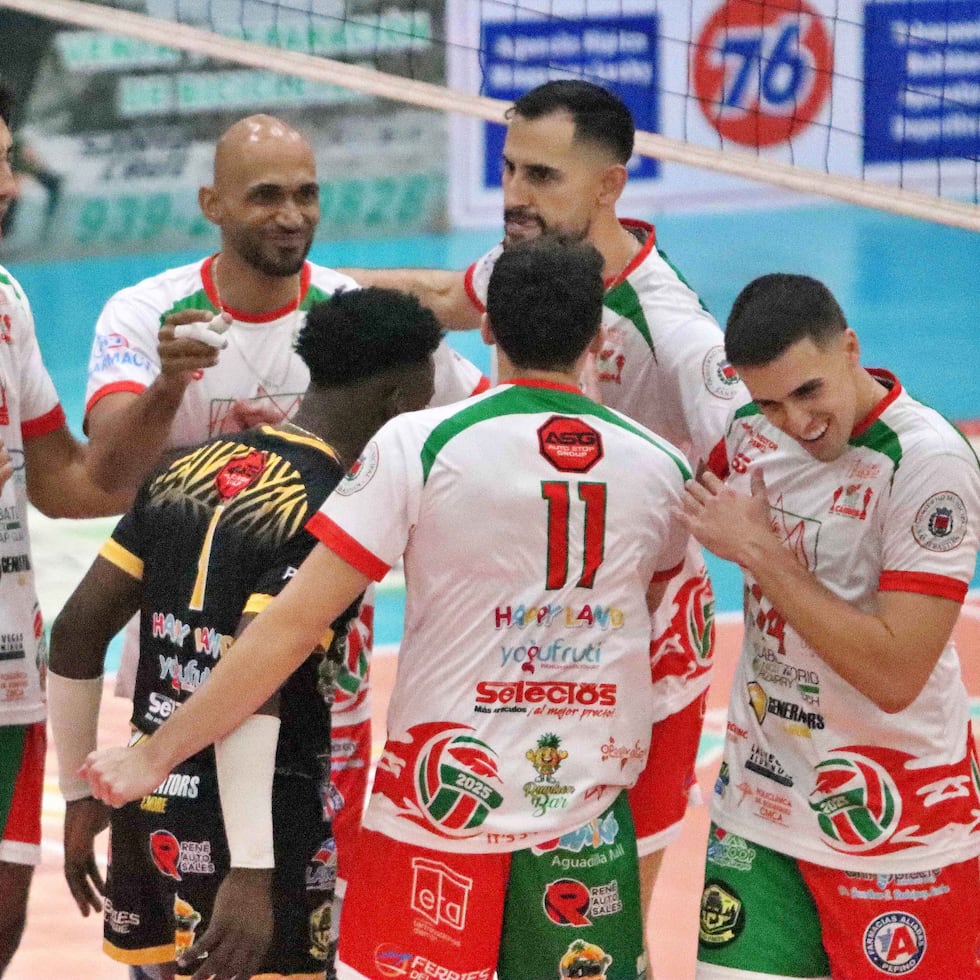 Caribes celebran un punto contra los Patriotas.