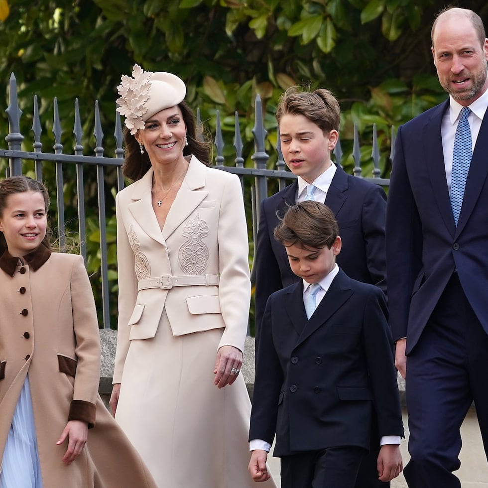 La reaparición conjunta del príncipe William y Kate Middleton junto a sus tres hijos, los príncipes George, Charlotte y Louis, ha sido especialmente significativa, ya que la familia no acudía a esta celebración desde hacía dos años, debido a la enfermedad de la princesa de Gales.