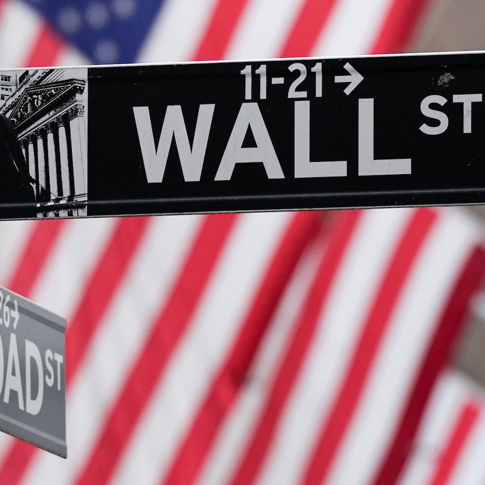 En total, la empresa de Musk aspira a obtener una valoración de entre 1.5 y 1.75 billones de dólares, resalta Bloomberg.