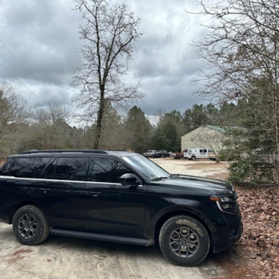 Un vehículo bloquea el acceso a una propiedad en Cameron, Carolina del Norte, el domingo 22 de febrero de 2026. (AP Photo/Allen G. Breed)