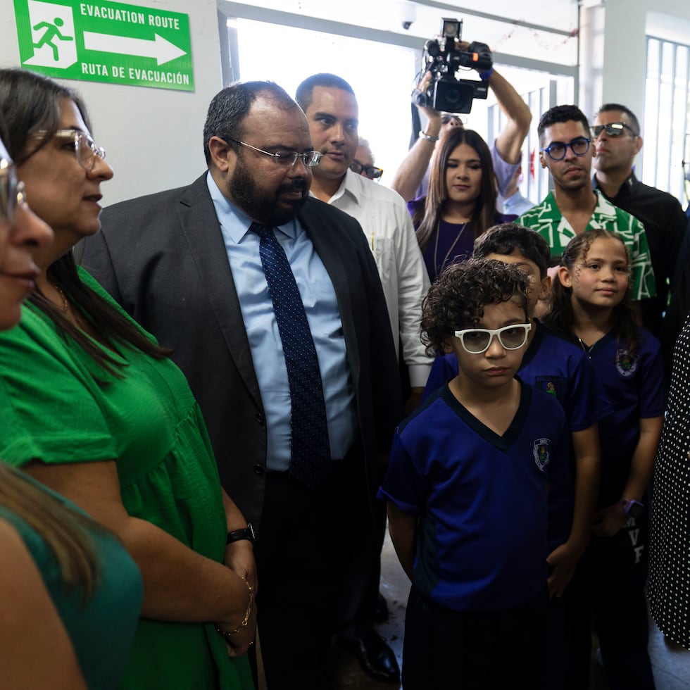 La gobernadora, junto a varios jefes de agencia, visitó este lunes, durante el primer día de clases, la escuela elemental Marta Vélez de Fajardo, en Bayamón.