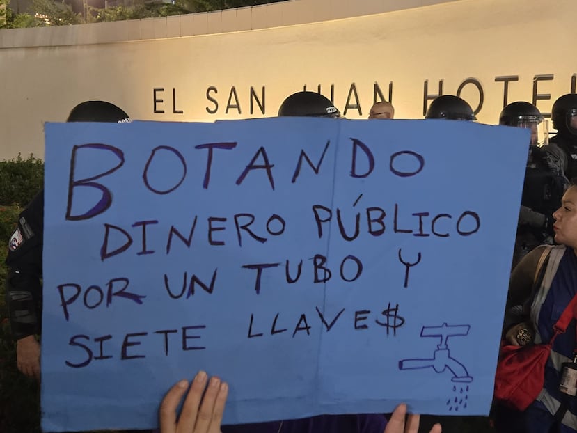 Una de las pancartas que manifestantes mostraron durante la protesta.
