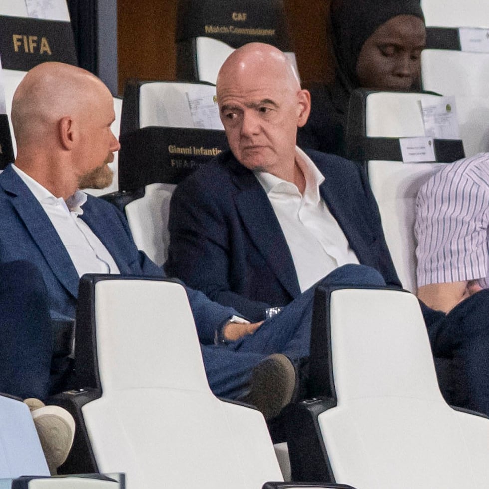 El presidente de la FIFA, Gianni Infantino (centro), conversa con el secretario general de la FIFA, Mattias Grafstrom (izquierda), sentado junto al presidente de la Real Federación Marroquí de Fútbol, Fouzi Lekjaa, mientras asisten a un partido de fútbol de la Copa Africana de Naciones Femenina 2026 entre Malaui y Zambia, en Rabat, Marruecos, el 5 de agosto de 2026.
