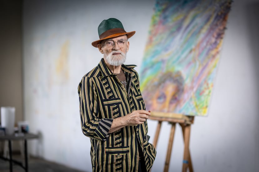 El artista Antonio Martorell, frente a su obra "Visión" la cual se subastará en el evento “Elijo ser cambio: armonía, paz y esperanza”.