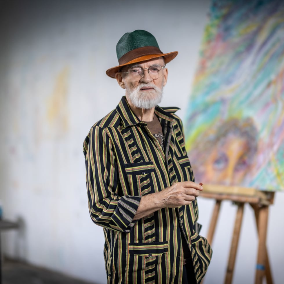 El artista Antonio Martorell, frente a su obra "Visión" la cual se subastará en el evento “Elijo ser cambio: armonía, paz y esperanza”.