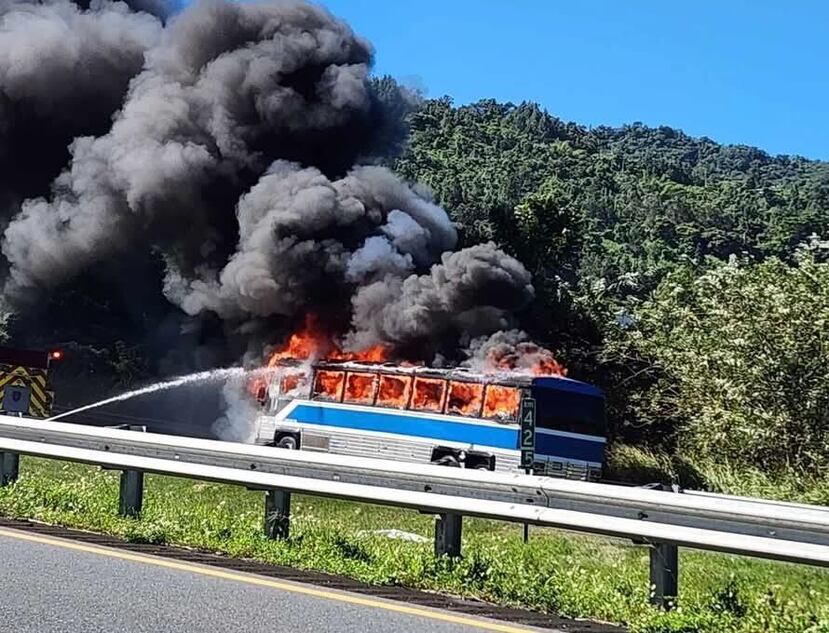 Guagua de excursión escolar que se incendió en dirección Cayey a Ponce