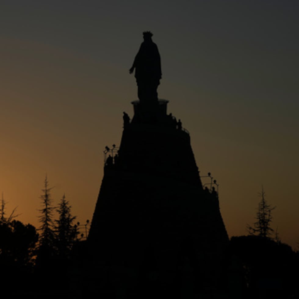 Los fieles visitan el santuario de Nuestra Señora del Líbano en Harissa, al norte de Beirut (Líbano), el domingo 9 de noviembre de 2025, mientras el sol se pone sobre el mar Mediterráneo. (AP Photo/Hassan Ammar)