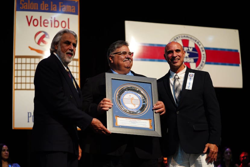Propulsor, árbitro y amigo del voleibol, Arnaldo Sánchez, entre Pedrito Rodríguez -izq- y su 'pana', el exaltado Enrique 'Papolito' López, posa para la foto de exaltación.