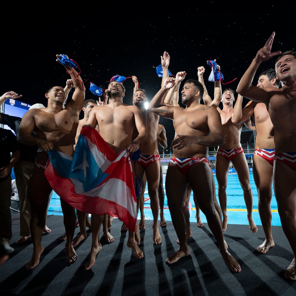 La Selección de Polo Acuático Masculino de Puerto Rico celebra tras vencer a Colombia, 16-12, para obtener su segunda medalla de oro corrida en unos Juegos Centroamericanos y del Caribe.