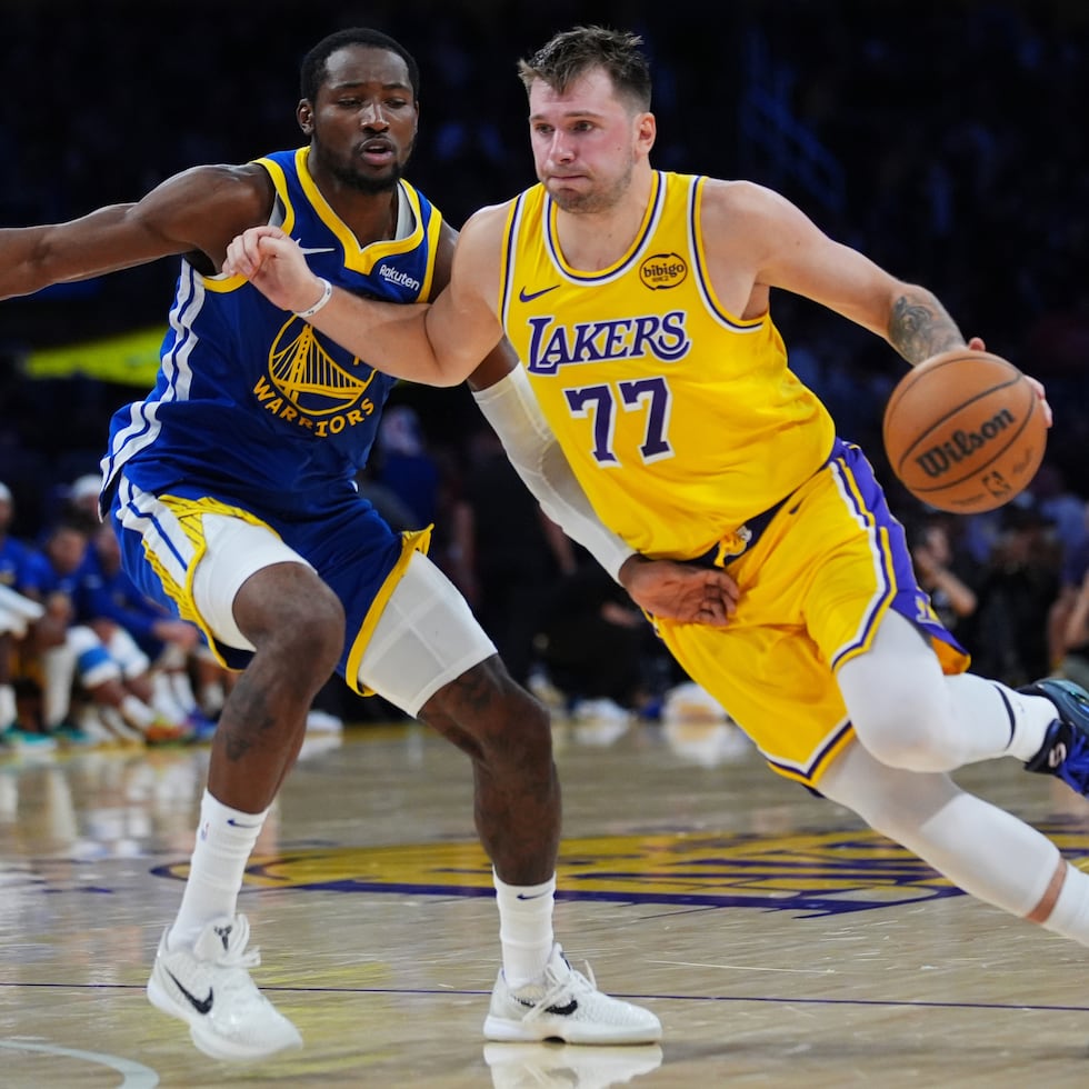 Luka Doncic, de los Lakers, avanza hacia el lado ofensivo como parte de la acción en la noche inaugural de la temporada de la NBA ante los Warriors de Golden State.