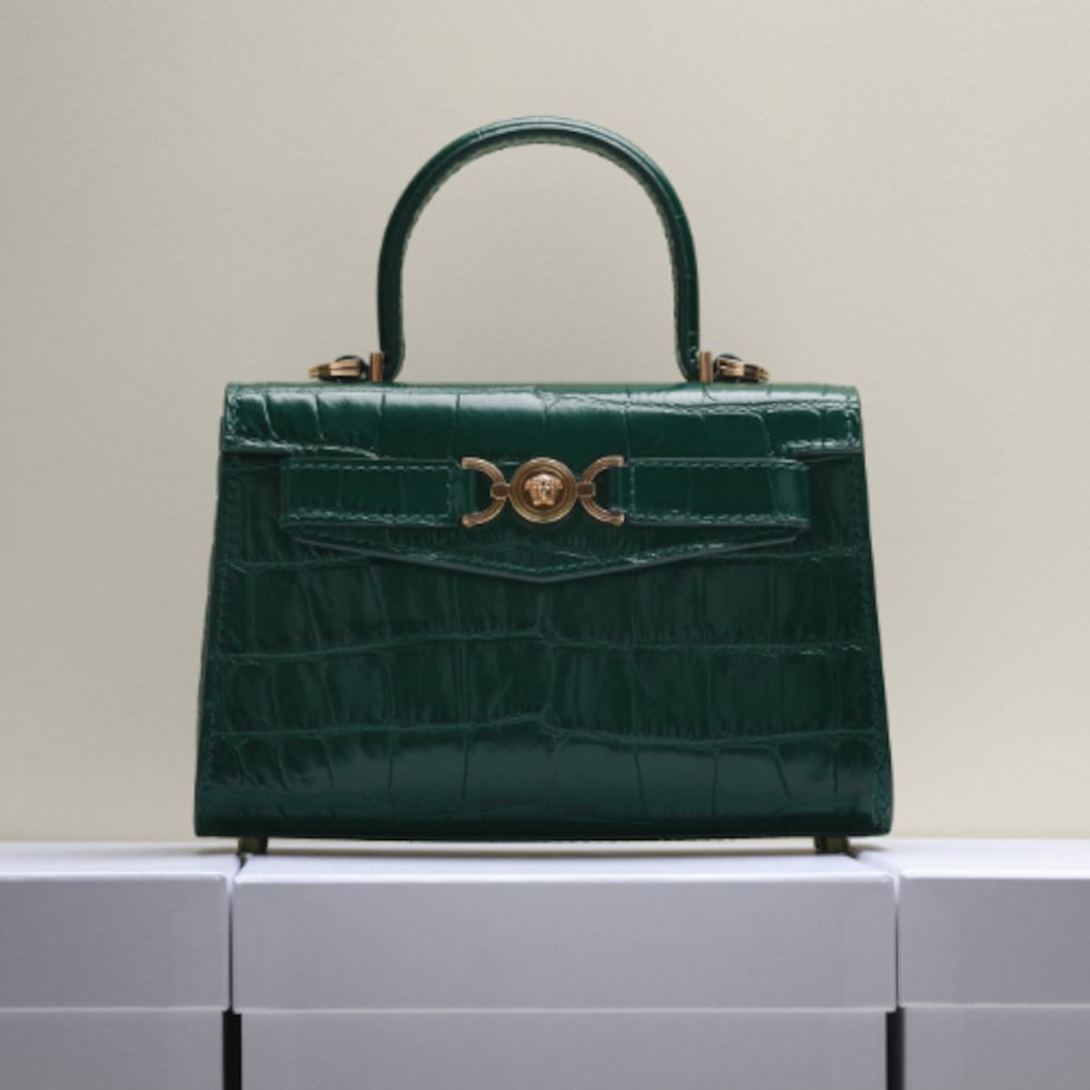 Cartera estilo "tote bag" Versace Medusa '95 verde con efecto cocodrilo y detalles dorados, todo un "fashion statement".
