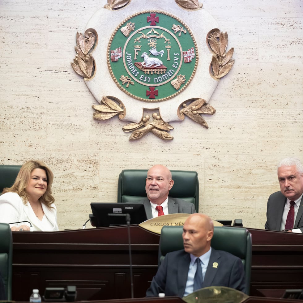 La Cámara de Representantes celebró este jueves una sesión especial con motivo de su 125 aniversario. Desde la derecha, Jenniffer González, Carlos “Johnny” Méndez y Thomas Rivera Schatz.