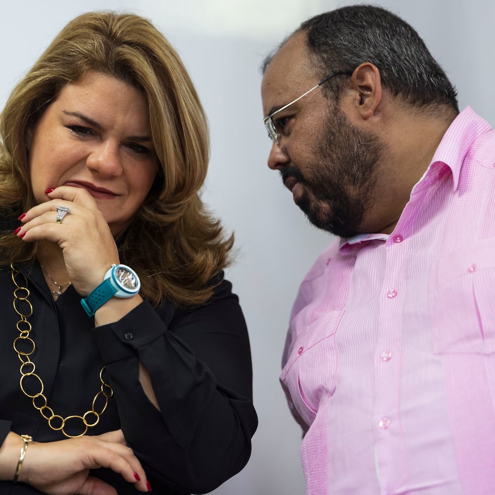 Los estudiantes regresan este lunes a las escuelas, mientras que el personal docente reanudó labores el jueves. En la foto, la gobernadora Jenniffer González junto al secretario de Educación, Eliezer Ramos Parés.
