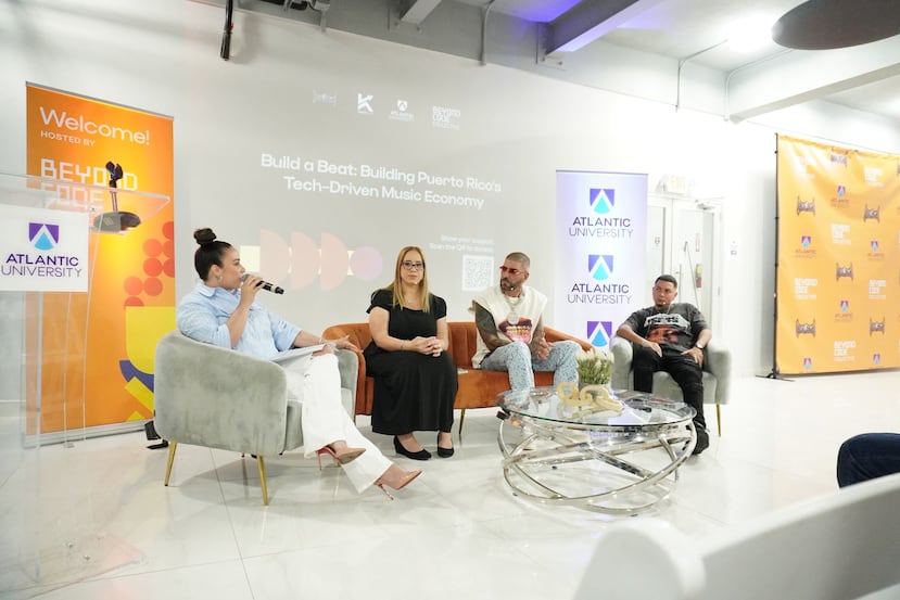 El primer conversatorio del proyecto "Build a Beat" contó con la participación de (izquierda a derecha): Stephanie Santiago Rolón, Camille Soto Malavé, MC Ceja, y Michael Bryan Masís.