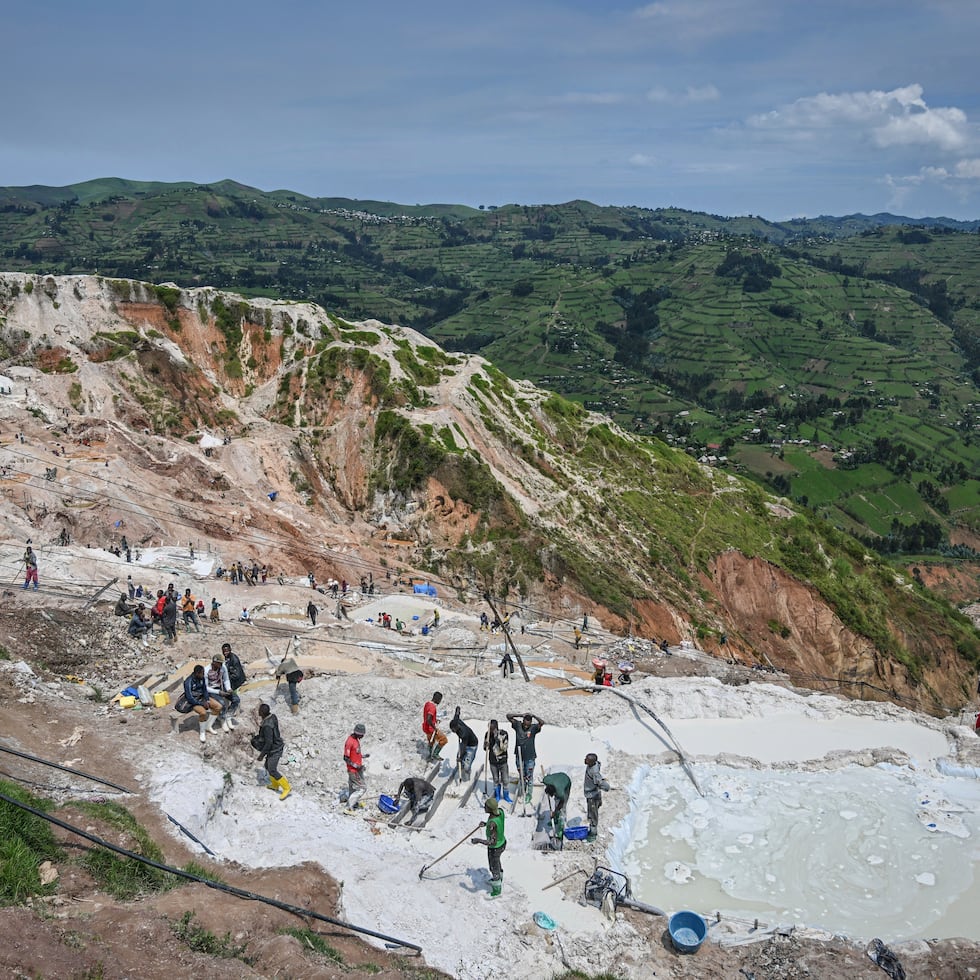 Mineros trabajan en la mina de coltán D4 Gakombe en Rubaya, República Democrática del Congo.