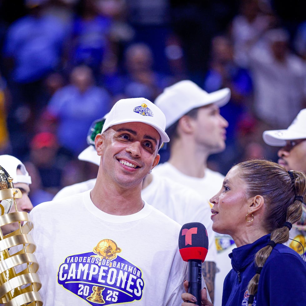 Los Vaqueros enfrentan una posible sanción por violar el reglamento de la liga. En la foto, el coapoderado Carlos Arroyo.