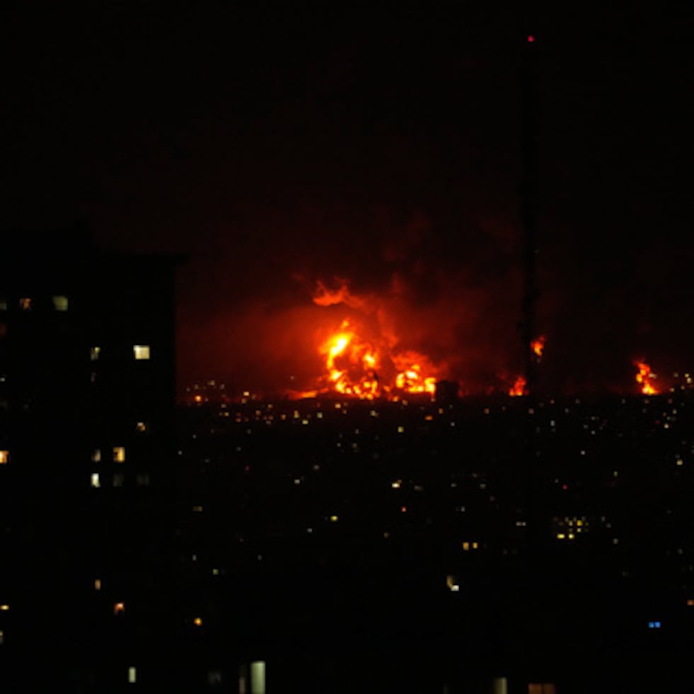 Llamas se alzan desde una instalación de almacenaje de petróleo al sur de la capital iraní, Teherán, el sábado 7 de marzo de 2026.