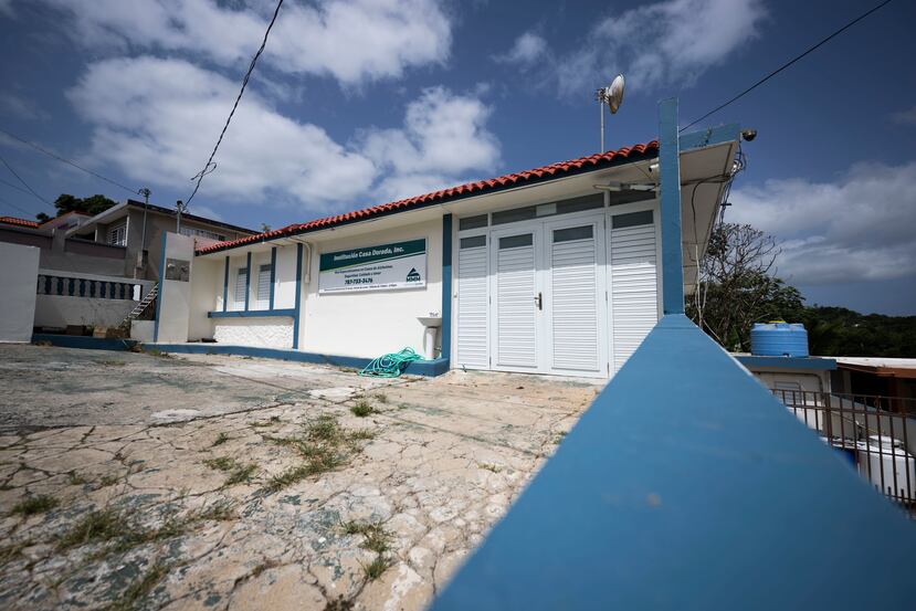 El hogar Casa Dorada, en Las Piedras, lucía completamente cerrado y vacío este martes.