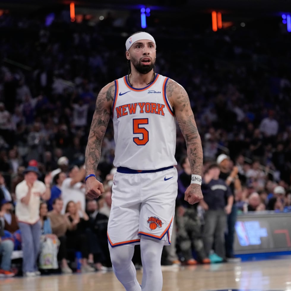 José Alvarado celebra durante la barrida de los Knicks sobre Cleveland que aseguró el pase de Nueva York a las Finales de la NBA, escenario al que solo otros tres puertorriqueños habían llegado antes que él.