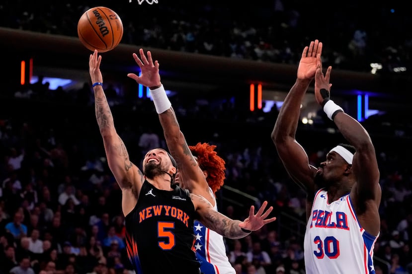 El puertorriqueño José Alvarado intentando anotar por los Knicks en la serie contra los Sixers de Filadelfia.