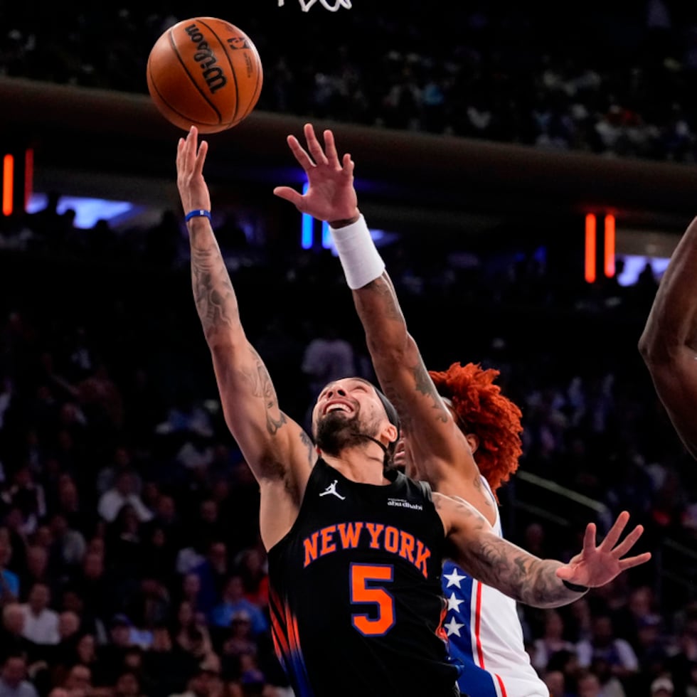 José Alvarado, aquí ante la defensa de Kelly Oubre Jr., al centro, y Adem Bona, promedia 5.2 puntos, 1.5 asistencias y 1.2 rebotes en seis partidos de postemporada.